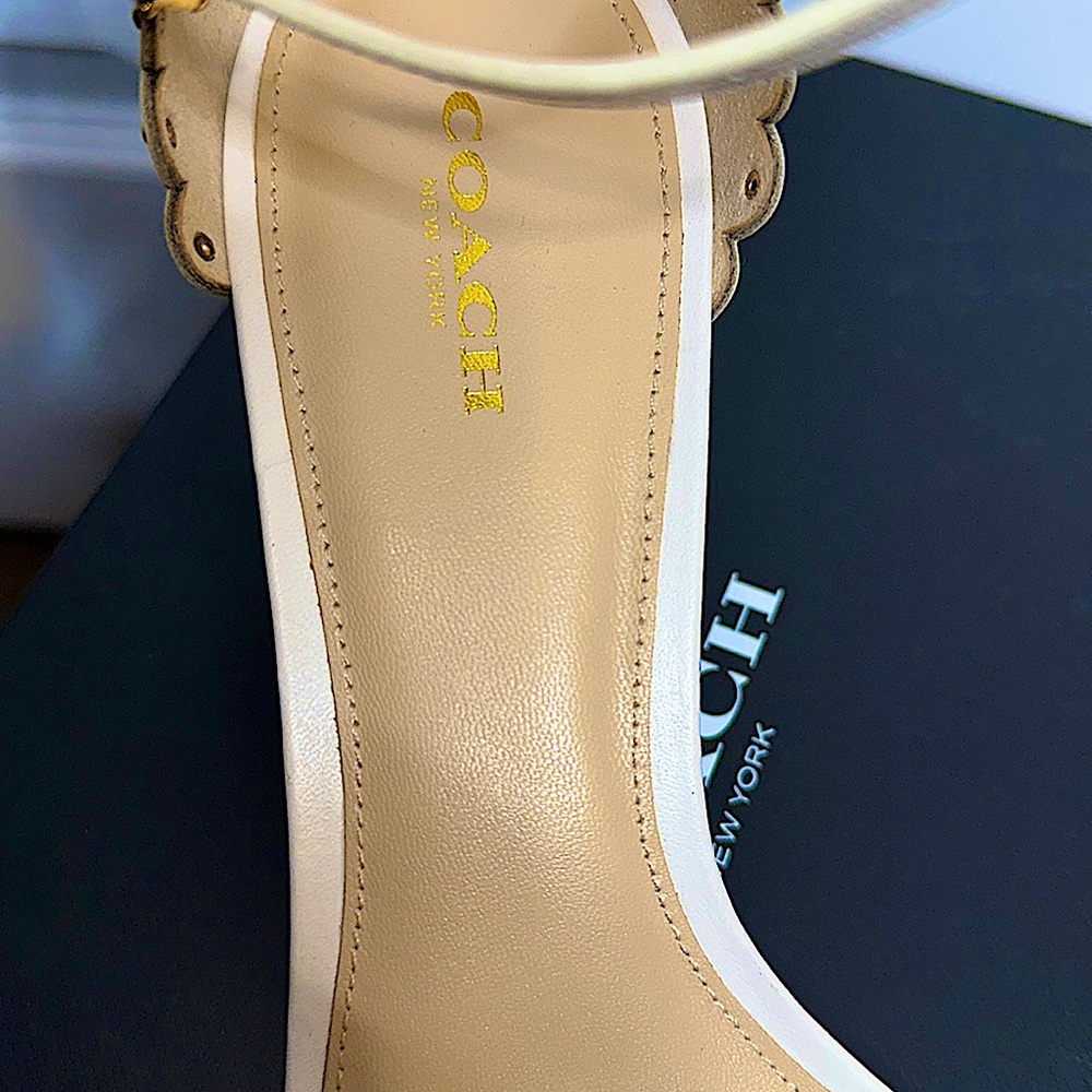 NWT Coach anyone? U can never wrong w/ a COACH ๐ . B Original ๐ ๐ฐ ๐ฅ 4 U Sis - Picture 3 of 17